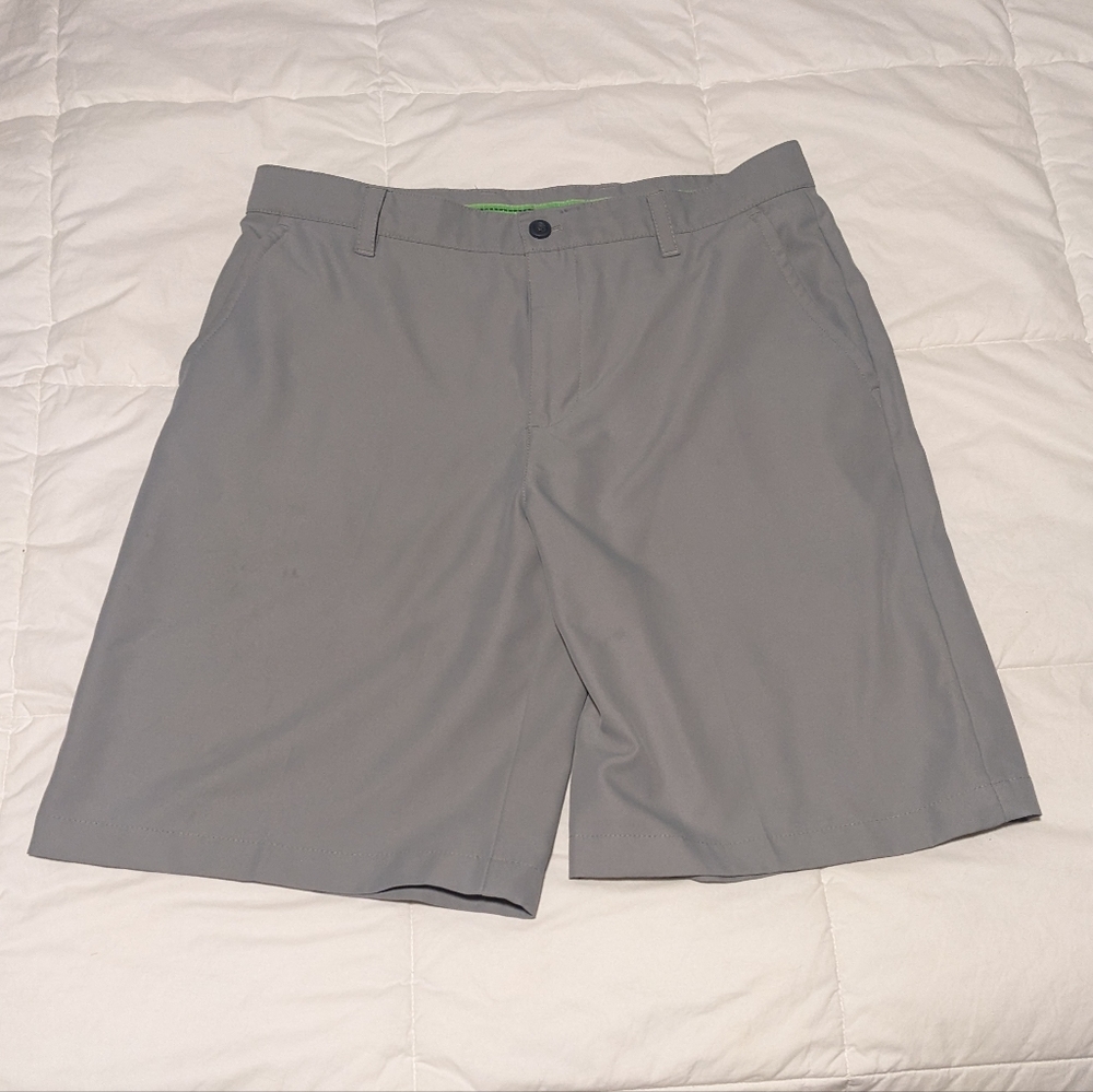 Men's Izod grey non-slip golf shorts